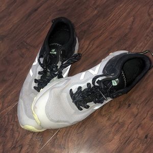 US9.5 men’s New Balance shoes